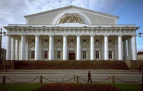   13 Birzhevaya pl.: Voenno-morskoj muzej (Birzha)            