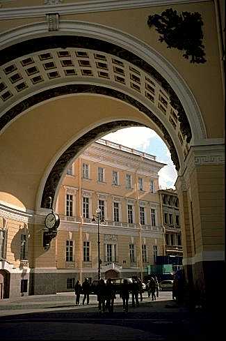   51 Bolshaya Morskaya (Dvorcovaya pl. -> Newskij prosp.)     