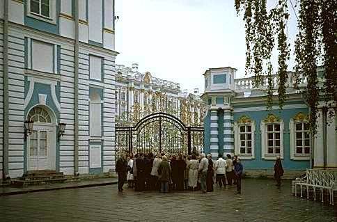   68 Carskoe Selo: waiting for the entrance ...               