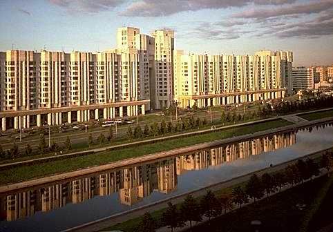   84 Novosmolenskaya nab. (the one-kilometer house)           