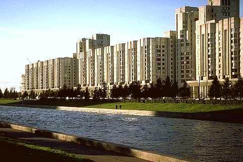   86 Novosmolenskaya nab. (the one-kilometer house)           