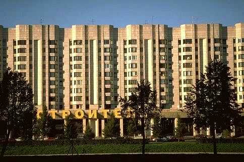   87 Novosmolenskaya nab. (the one-kilometer house)           