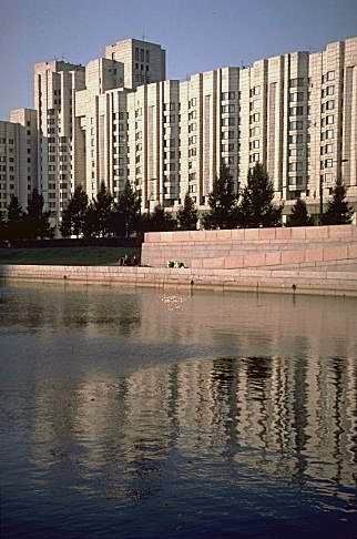   94 Novosmolenskaya nab. (the one-kilometer house)           