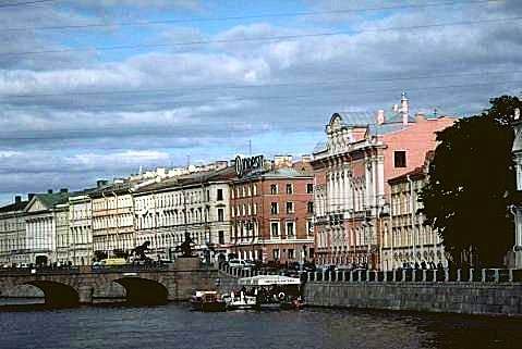   99 Anitchkov bridge (Newskij pr. across Fontanka canal)     